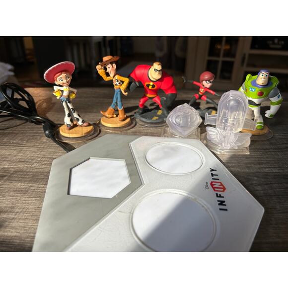 Disney Infinity Lot of 8 Items Toy Story Incredibles - Picture 1 of 5